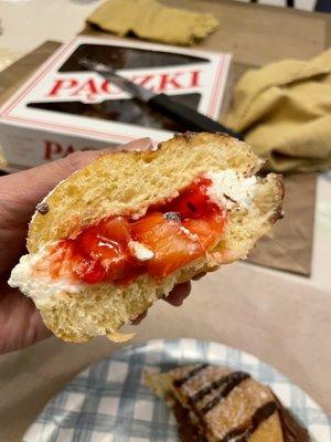 Strawberries & cream paczki