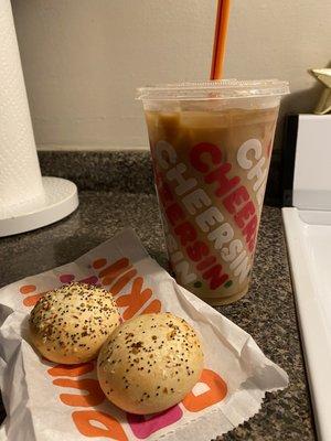 Oatmilk latte with bagel bites