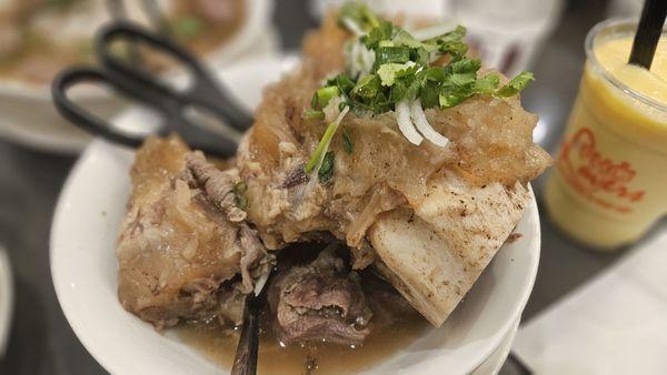 Large Oxtail Bowl (To Duoi Bo)  $18.00