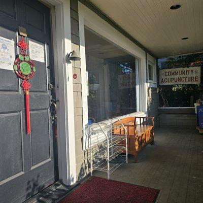 Entrance to clinic from 31st Avenue S.