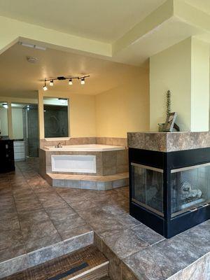 Bath/Shower/Fireplace birthing room!