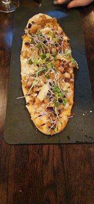 Flatbread with caramelized onion and bacon.