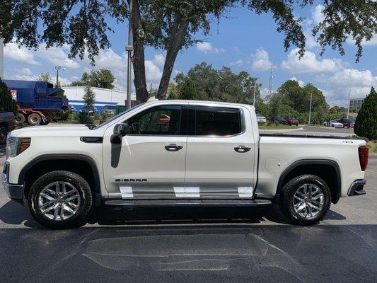 19' GMC Sierra leveled.