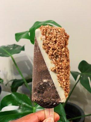 Customized Gelato POP oreo, white chocolate, caramelized pecans