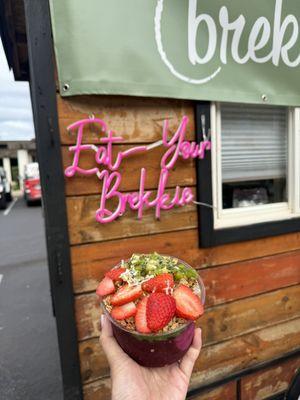 Superfood bowl with strawberry + kiwi