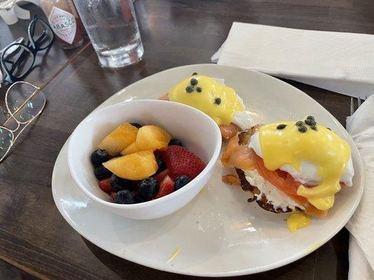 Salmon eggs Benedict