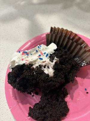 Gender reveal cupcake with no gender revealed....