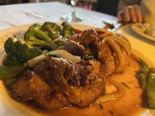 Fried crispy half-boneless duck with spicy basil sauce.