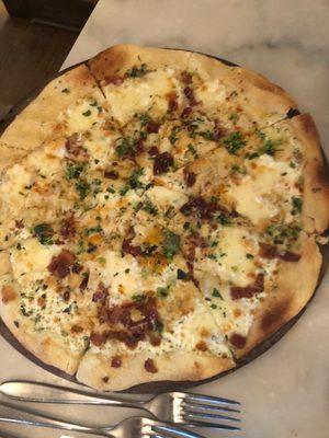 Clam and garlic pizza