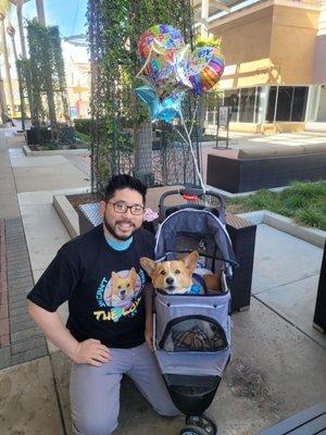 Link with some of his special guests sporting the shirt he inspired.