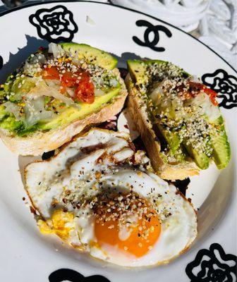 Close up: Avocado toast with onion, kimchi, sauerkraut, bee pollen, hemp seeds & everything fried egg