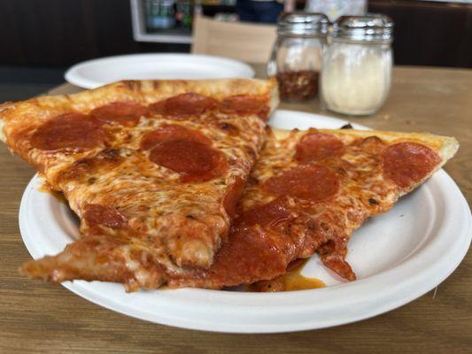 It's free slice day at Edmonds Pagliacci! 2 free slices per person