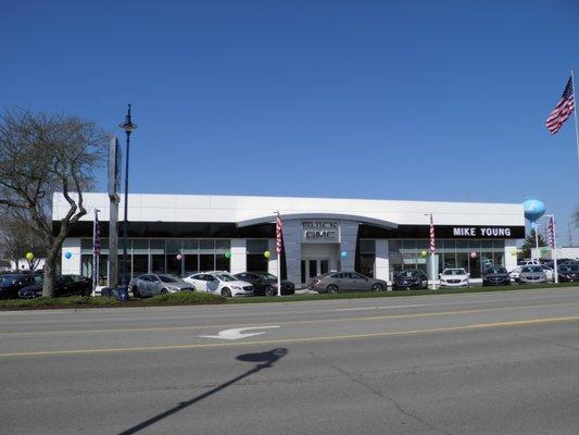 Mike Young Buick GMC New Car Building