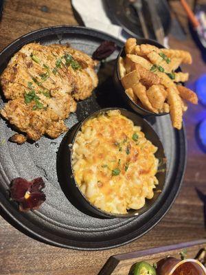 Delicious grilled chicken and mac & cheese