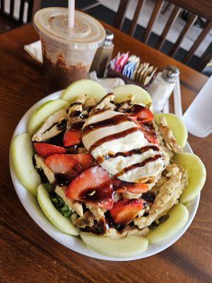 Summer salad and Nutella latte