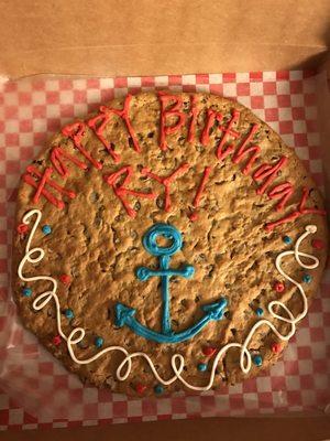 //chocolate chip cookie cake// the best cookie cake I've ever had. Design was super cute and the frosting wasn't too overpowering.