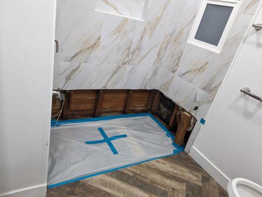 photo of our bathroom before DR Development started renovations