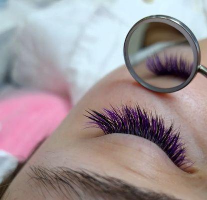 Eyelashes extensions with color