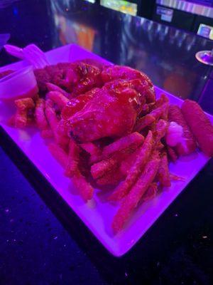 Appetizer sampler 4 bland wings , 2 mozzarella sticks , fries and a chicken tender cut up