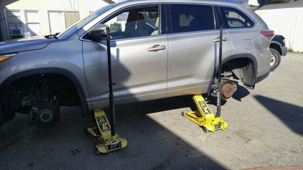 The guys are changing my 4 tires.