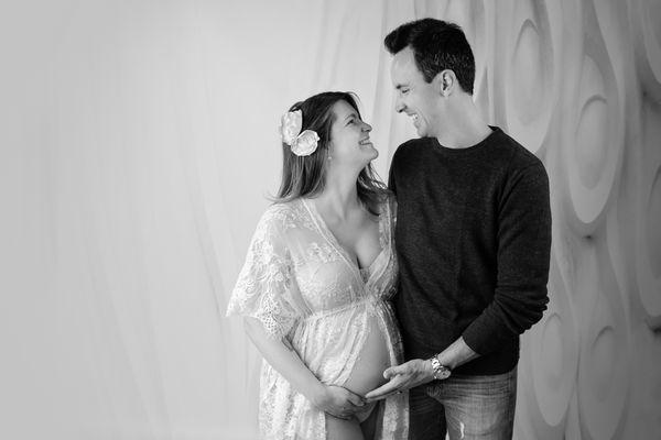 Intimate and artistic maternity sessions