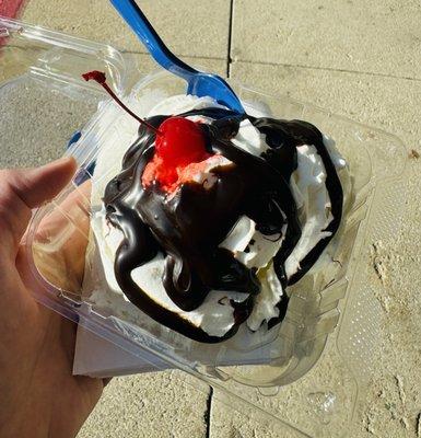 Hot fudge sundae