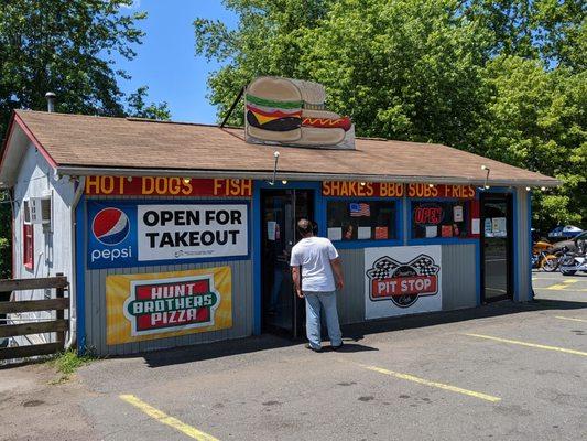 While it's Burgers N Things on Google n Yelp, they name outside is "Country Cafe Pit Stop"