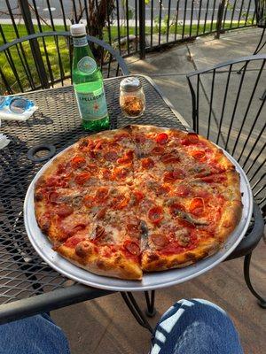 16" NY Classic w/Pepperoni, Sausage, Fresh Garlic, Anchovies and a nice shake of Red Pepper flakes!