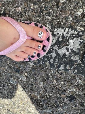 Polka dot toe nails