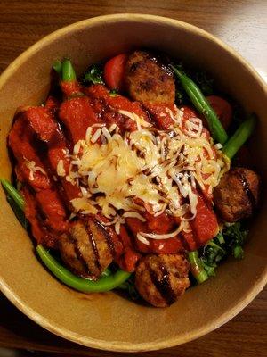 Meatballs and zucchini bowl