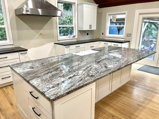 Blue Dunes kitchen island with Absolute Black Polished kitchen perimeter cabinets