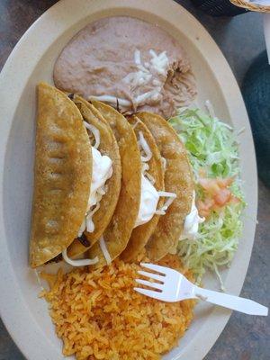 Tacos dorados deshebrada de res con arroz y frijoles