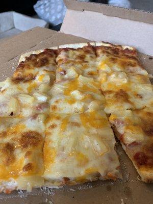 Cheese pizza with pineapple