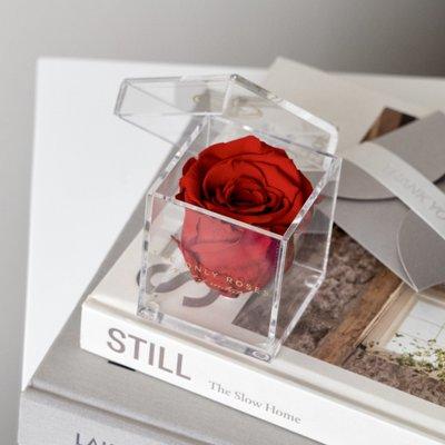 Our singular, red roses are packaged in a beautiful acrylic box. Get a complete 360 degree view of your everlasting gift!