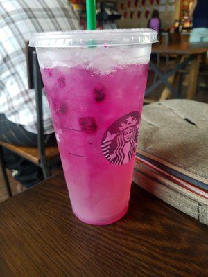 Mango tea with lemonade and dragon fruit drink