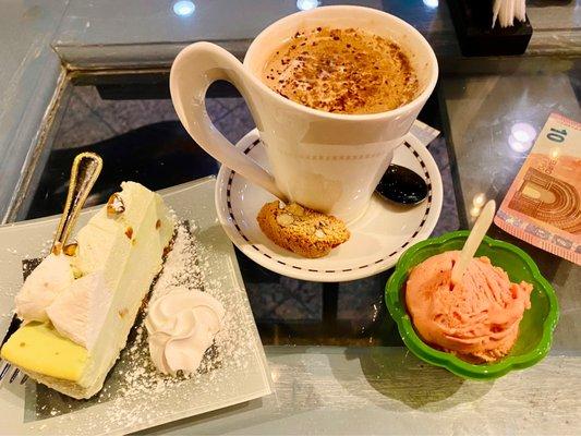 Latte with cinnamon and cocoa. Try the pistachio cheesecake with strawberry gelato... ;)