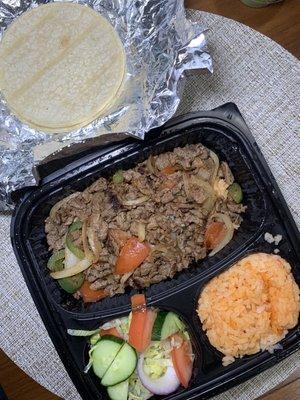 Bistec a la mexicana platter