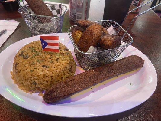 Arroz con condules, platanos maduros, accapurria with beef