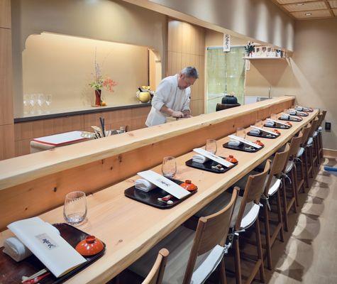 Chef Shinichi Aoki preparing the first food course of the evening, a Dashi broth made from imported Kombu and Katsuobushi from Hokkaido.