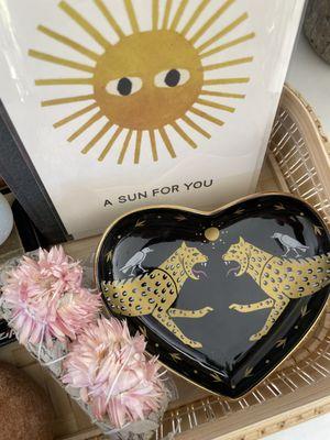 TWIN FLAME
The perfect gift box for your twin flame! Hand wrapped flower & sage bundle & A sun for you