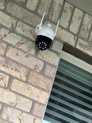 Install surveillance equipment.
安装监控系统。
Mark 832-613-2918