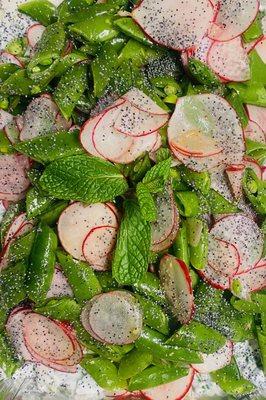 Pea and radish salad with poppy seeds