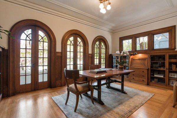 2946 Avalon - Library with stunning woodwork