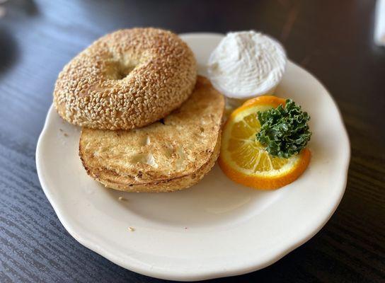 Bagel (Sesame) & Cream