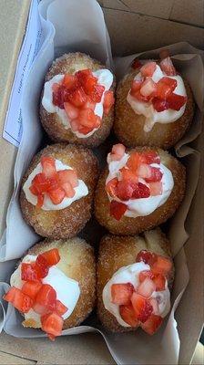 Fresas con crema filled mini doughnuts