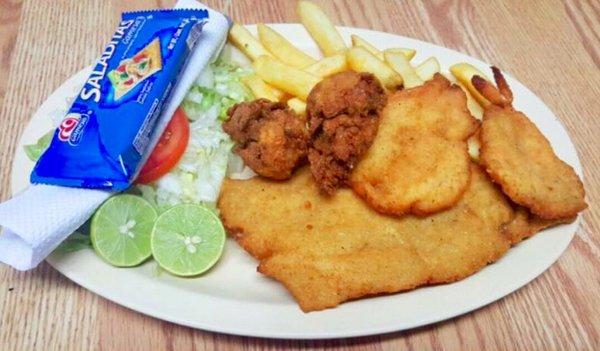 Plato Mixto 3 (filete de pescado, camarones y ostiones empanizados)/ Mix Plate 3 (fried fish, shrimp, & oysters).