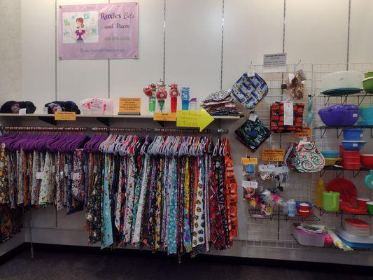 Roxies Bits and Pieces has a variety of table runners, aprons, bowl/plate koozies, popcorn bags, scrunchies, burp cloths and more.