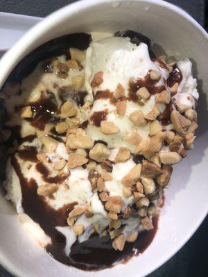 Banana Pudding Ice Cream Sundae with Hot Fudge and Peanuts (2 scoops)