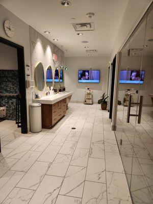 Womens locker room (salt spa, bathrooms and showers with lockers)