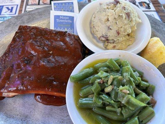 BBQ ribs with mashed potatoes & green beans